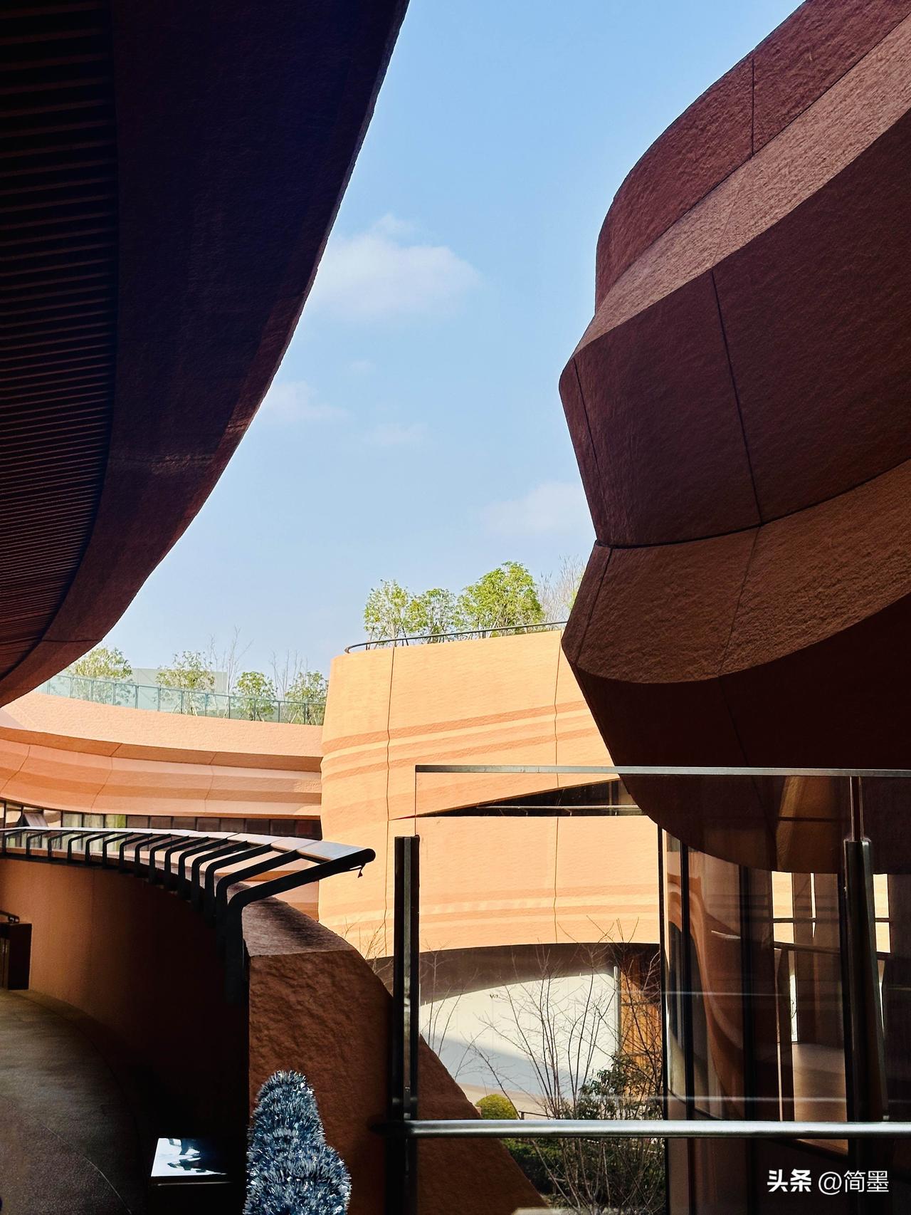 一个国家要强大，具有韧性的文明、强大的执政党和民族的团结缺一不可。
具有韧性的文