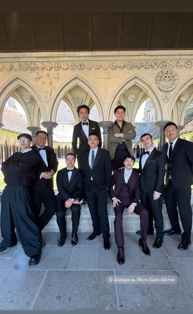 王嘉尔现身奚梦瑶何猷君婚礼何猷君奚梦瑶婚礼嘉宾 王嘉尔现场照+1~ 
