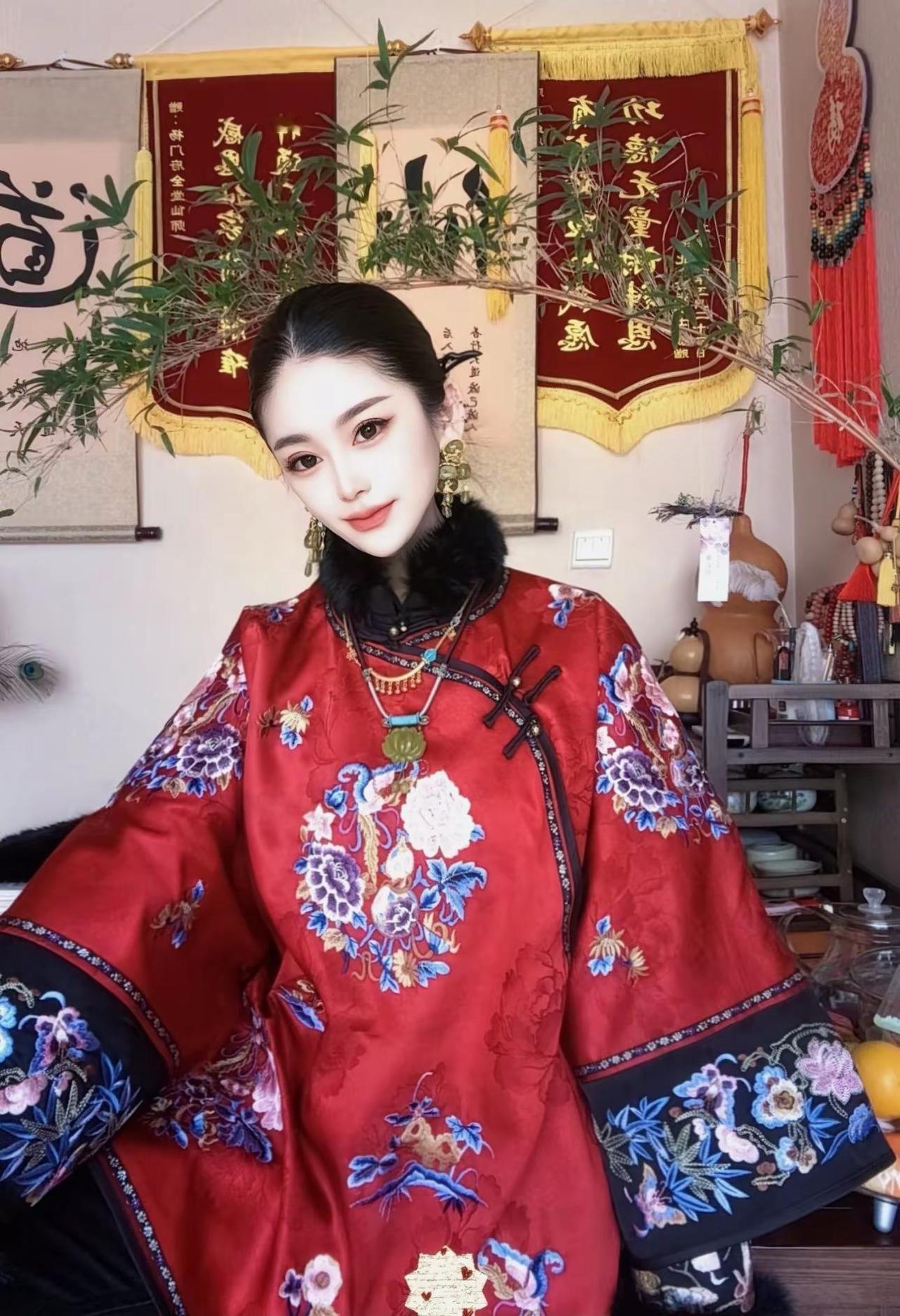 这人上了岁数，就开始血脉觉醒，开始喜欢红色，因为它够热烈，够明媚，够张扬，有一种