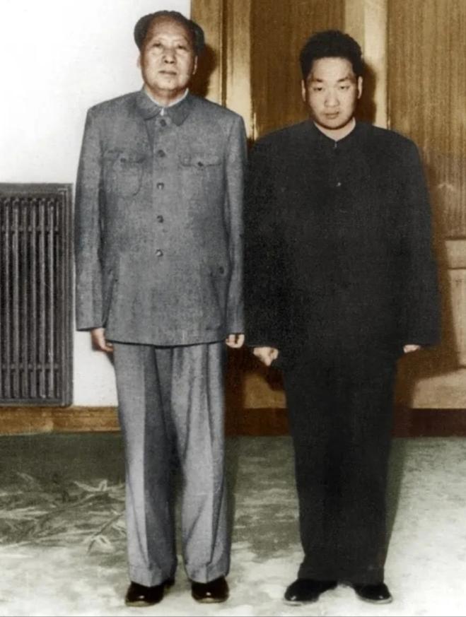 这是1962年毛主席和唯一幸存的儿子毛岸青的合影，毛主席曾对身边的卫士长和秘书谈