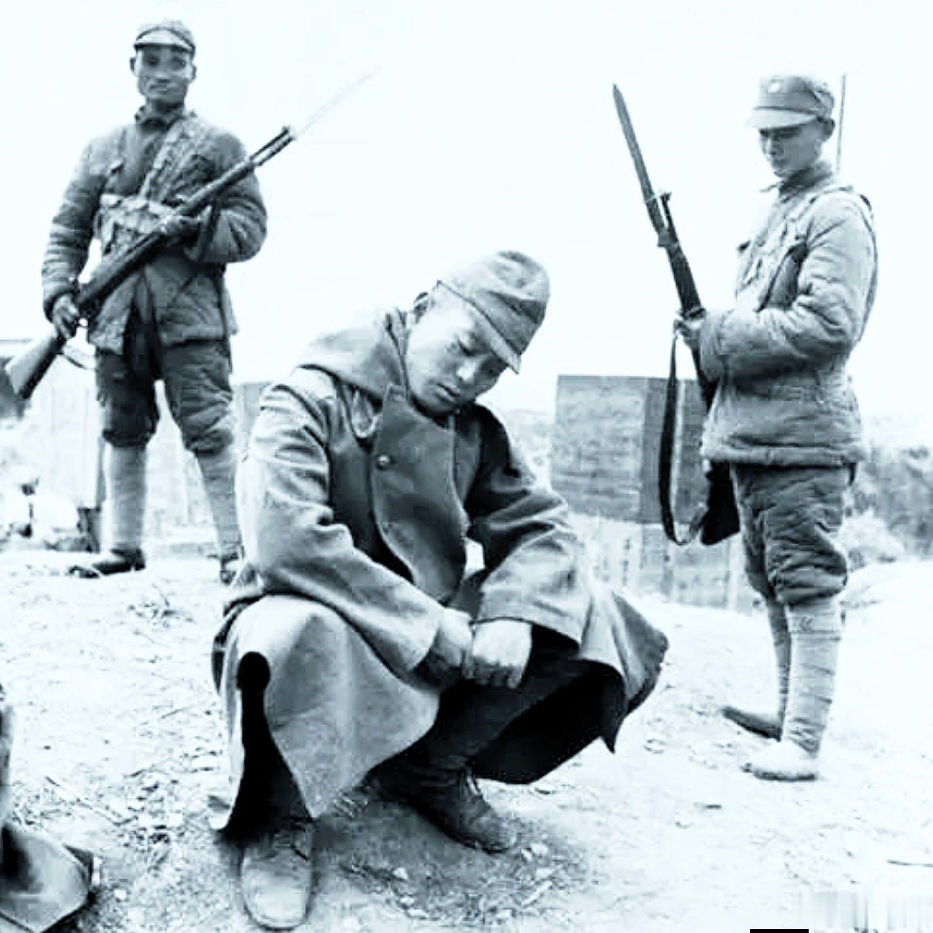 📌 历史照片      一名沮丧的日本陆军士兵在1943年末常德战役期间蹲伏在