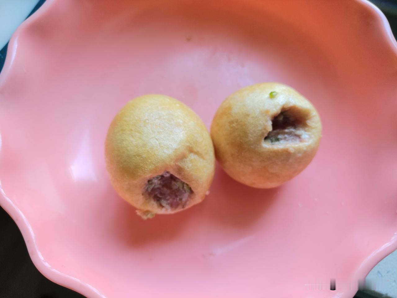 我们家是我做饭麻团儿洗碗。
为了减轻麻团儿的工作，我尽可能做饭的时候顺手把厨房收