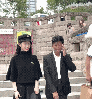 据说这男的是亿万富翁？看到他再看马云，我感觉顺眼多了![捂脸]