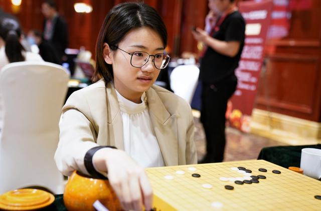 围棋女子大师赛半决赛将在明年1月5日举行
            进入半决赛的棋