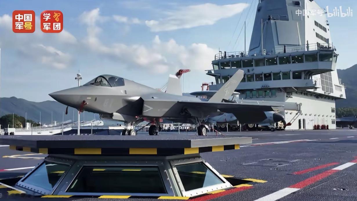 在福建舰航母甲板上停放着的舰载歼-35隐形战斗机，其已入列服役并在福建舰上进行了
