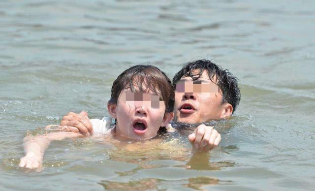 “是你害我染上了梅毒！”2002年，湖北一女子不幸落水，被人救起后不久，竟上门质