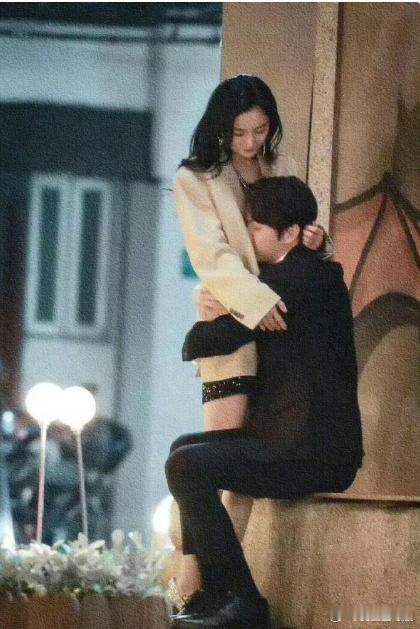 杨幂不仅抱了，头还扎进去了 