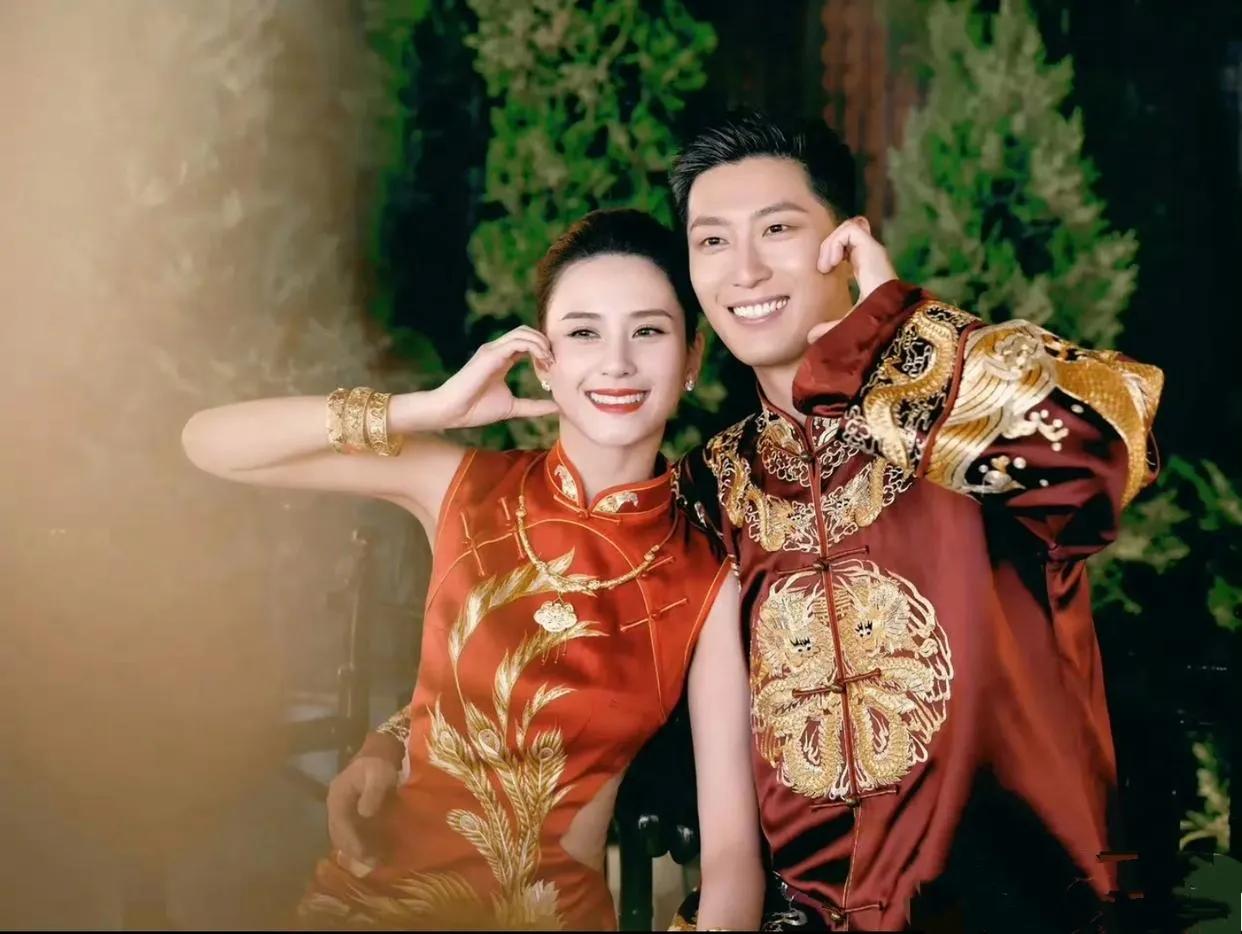 何超莲和窦骁的中式婚礼，何超莲一身中式嫁衣典雅贵气，美得让人挪不开眼睛。
看过好