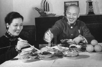 蒋介石这个人有很多讲究，比如：不抽烟、不喝饮料、不喝酒、更不品茶，平时就喜欢喝3