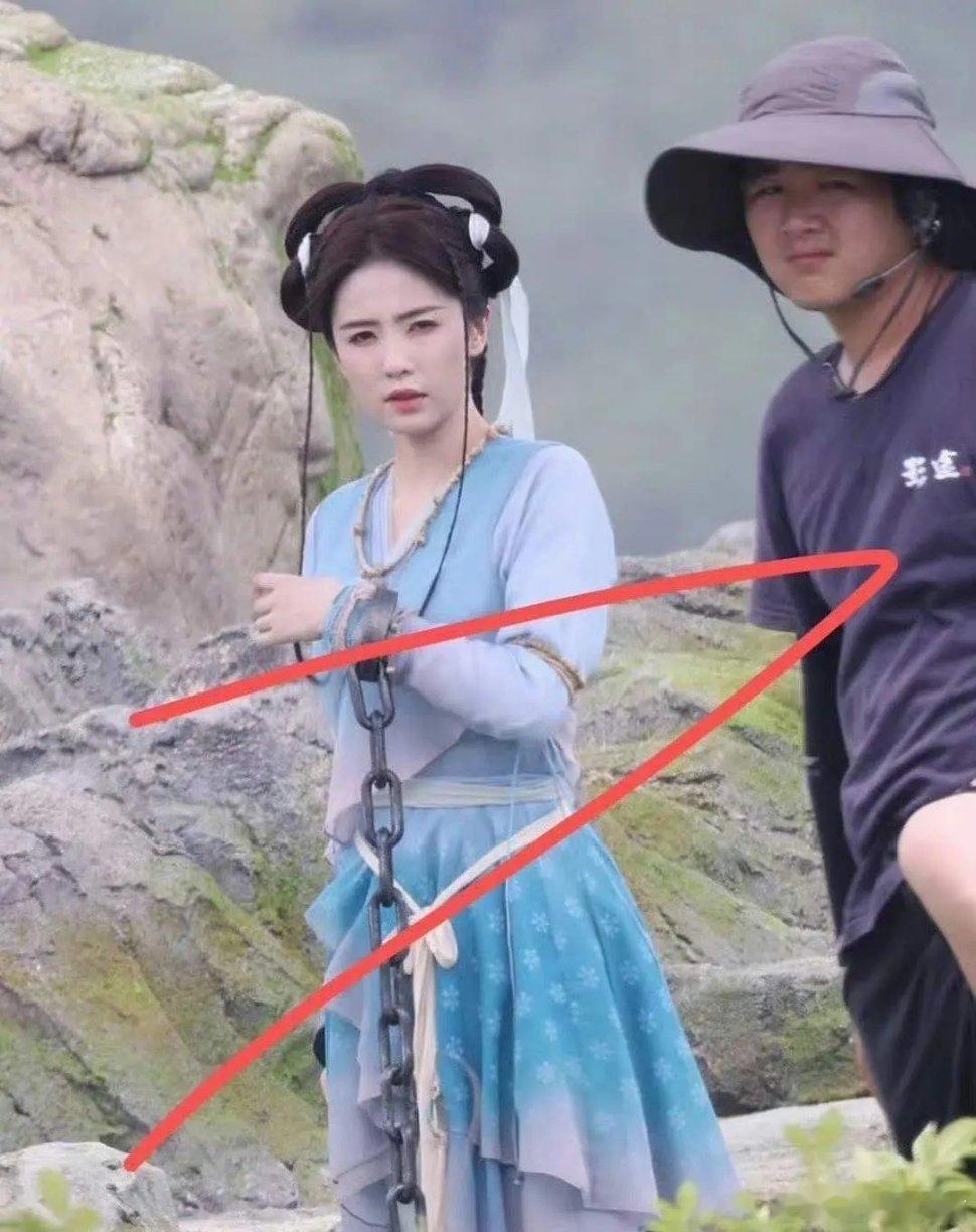 白鹿这造型好有喜感 ​​​