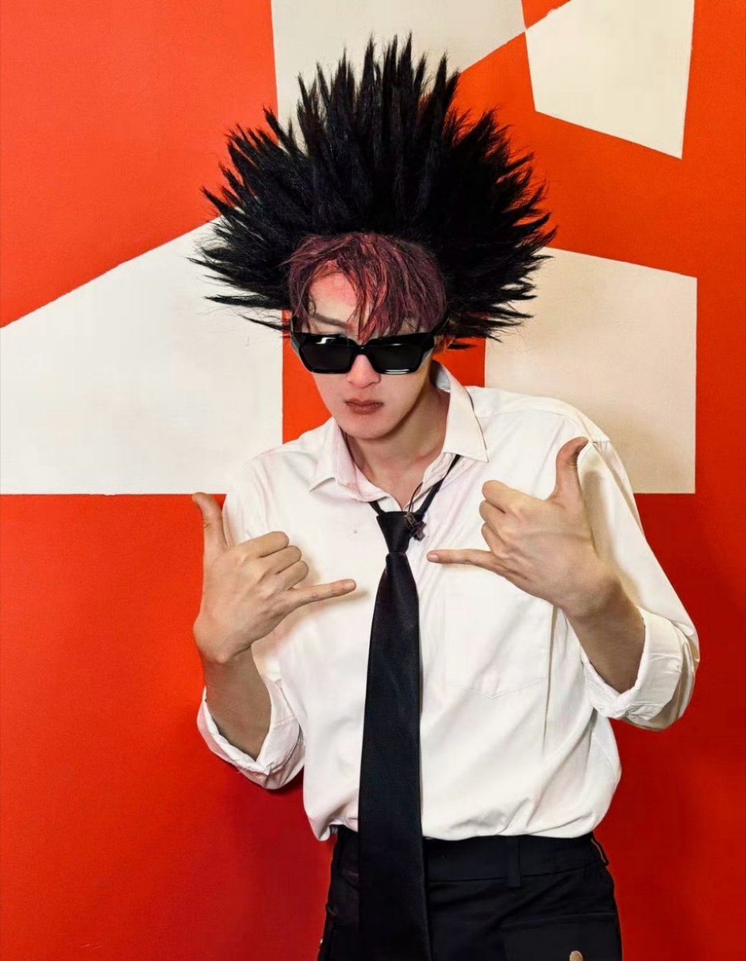 爆炸头依旧挡不住檀健次的帅气