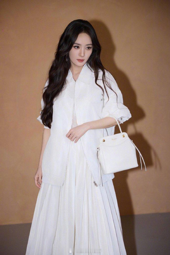 杨幂登陆少年组合Prada大秀同框米兰时装周精彩同框！杨幂与登陆少年组合同场看秀