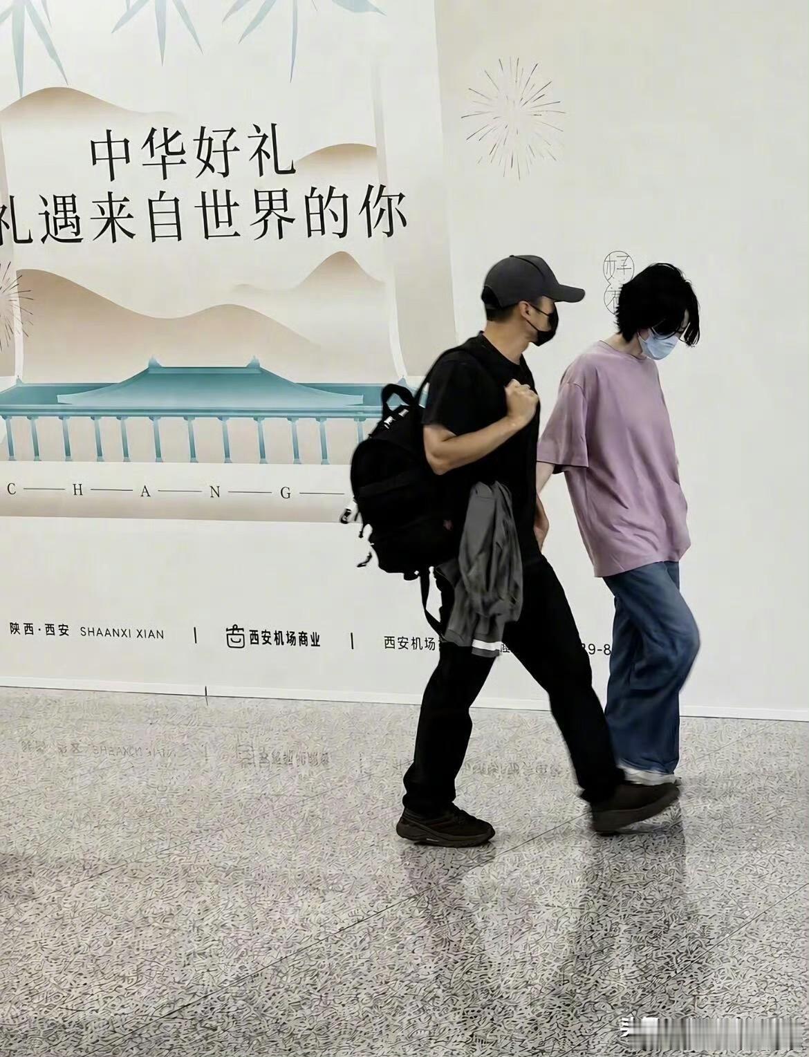 6月29日，有人在西安机场拍到谢霆锋与王菲十指相扣，两人状态看上去十分松弛！这是