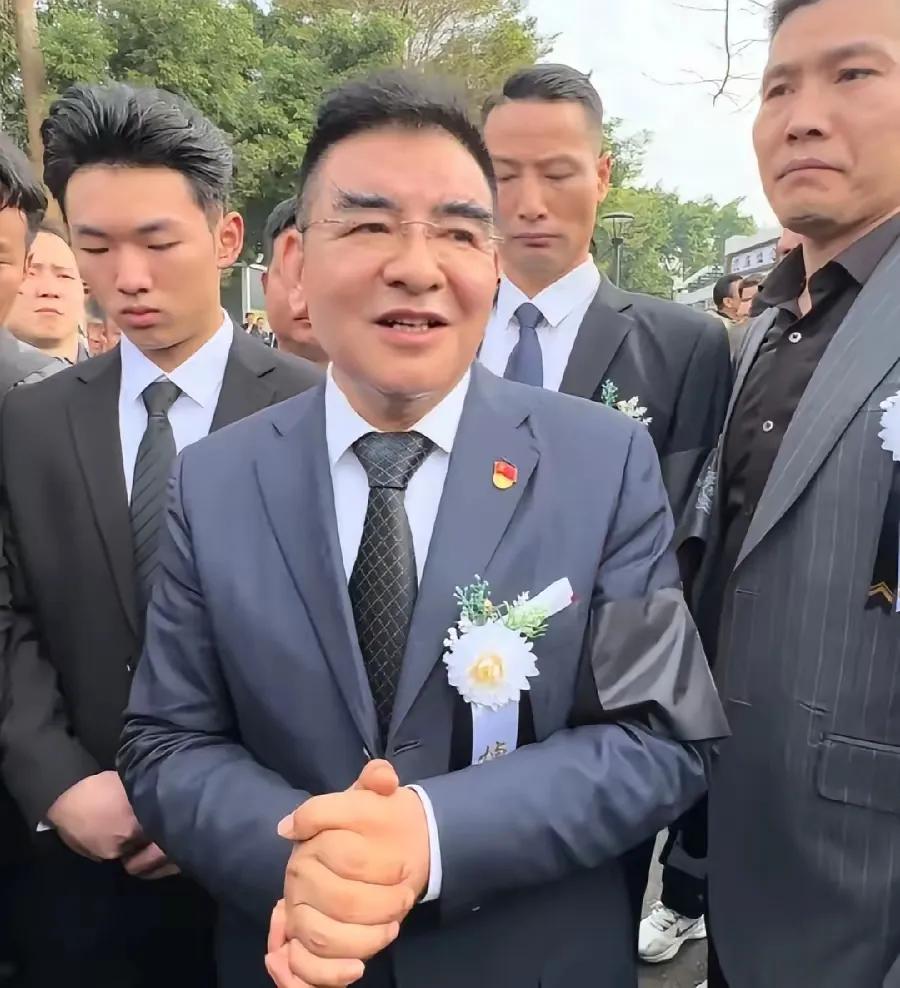 陈光标在梁小龙的葬礼上发飙了，港澳台明星们集体汗颜。
他一字一句地说：港澳台明星