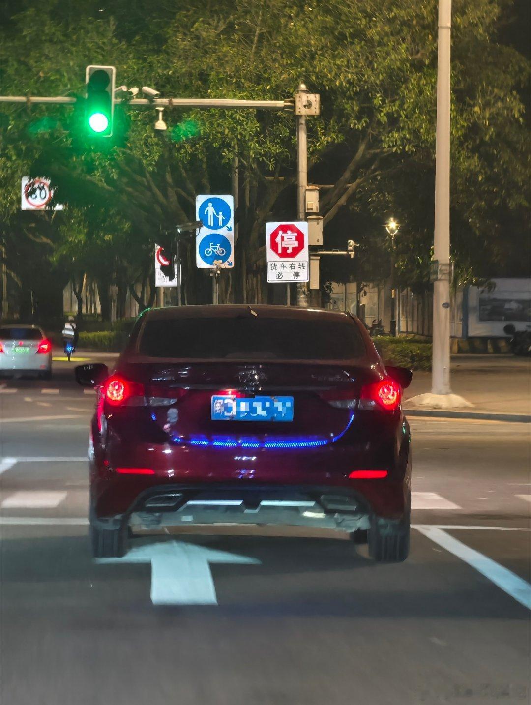 有点欣赏不来这种后备箱装个LED灯带的，主要是灯光还不均匀… 