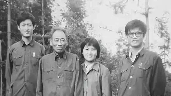 1953年，毛主席来到陈独秀的老家安庆进行视察。突然，毛主席问工作人员：“陈独秀
