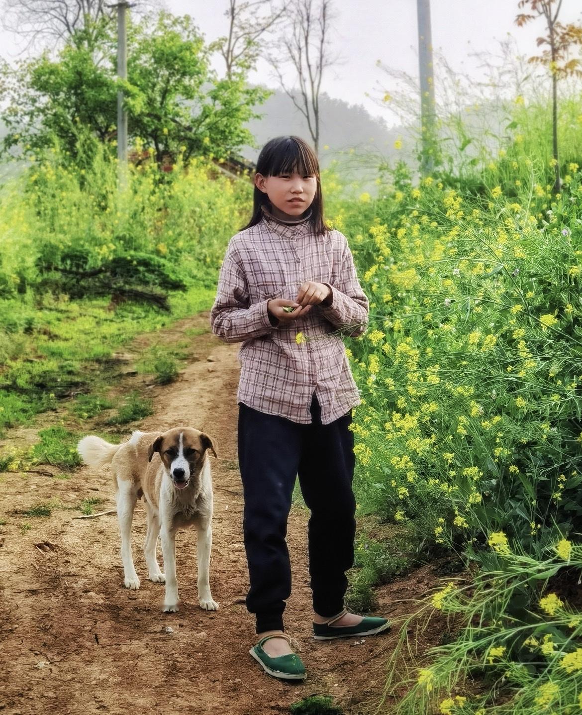 这是淅川摄影家闫红战老师今天拍的两张照片《小婉的春天》，他说，小婉从出生就失去了