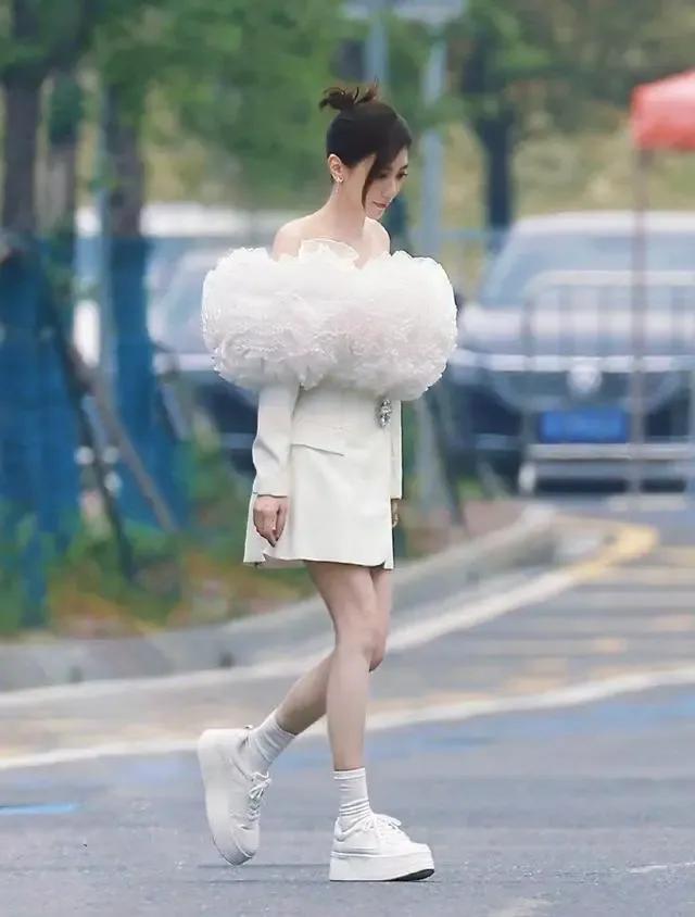 大家猜猜看，这套衣服的灵感是来自哪里呢？

像不像是某种善于奔跑的动物[偷笑]
