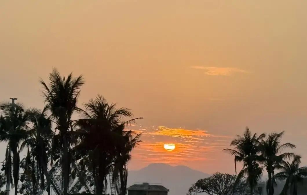 刷到一条旧群消息，说当年技校里那个总把刘海别到耳后的女生走了。

群里瞬间安静，
