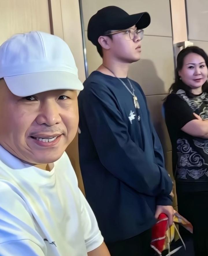 各回各家，各找各妈，王小利一家应该迎来了大结局。两个问题表明，以后应该和谐了。