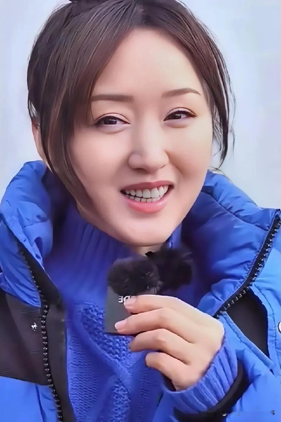 这位美女好漂亮啊，她有高高的颧骨，立体的五官，特别是那双会说话的大眼睛，让人印象