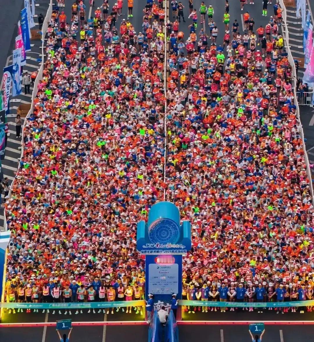 跑马拉松送鲍鱼？莆田人办比赛，实在得让人看不懂。
 
但当你踩上那双绣着木兰溪纹