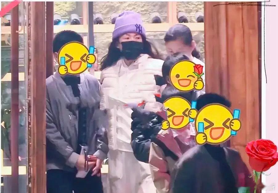 章子怡带儿女与友人吃烧烤、打游戏，儿子活泼可爱，醒醒身高抢镜，看来真的把女儿抚养