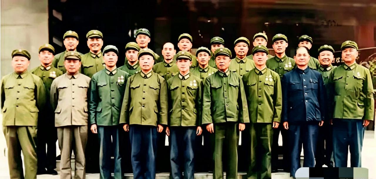 1977年前后，兰州军区新一届军政班子集体留影，他们都着装65式军服，留影纪念，
