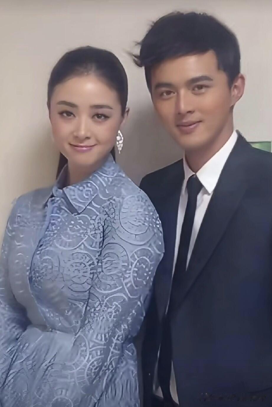 女的我认识，是参演过《甄嬛传》里性格跋扈的华妃娘娘扮演者蒋欣，本人皮肤没有荧幕中