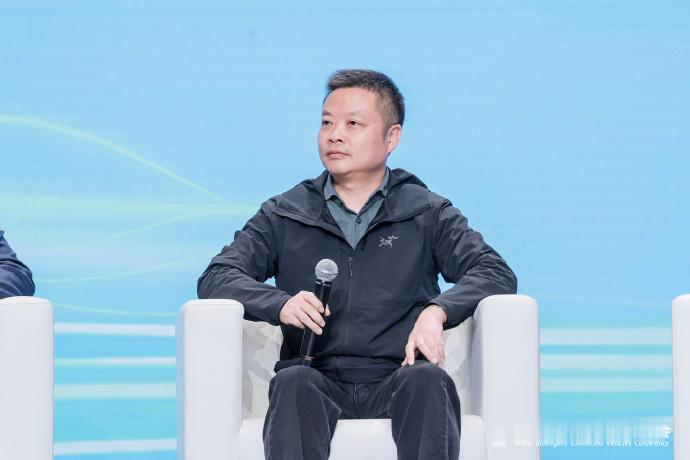 何小鹏预判2028年L4落地日前，何小鹏出席大会 " 巅峰对话 " 环节。就主持