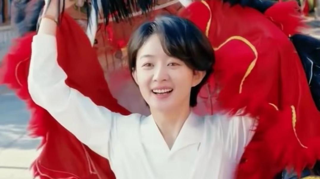 追剧《小城大事》 黄晓明和赵丽颖一出场，他俩的外貌反差也太大了！
       