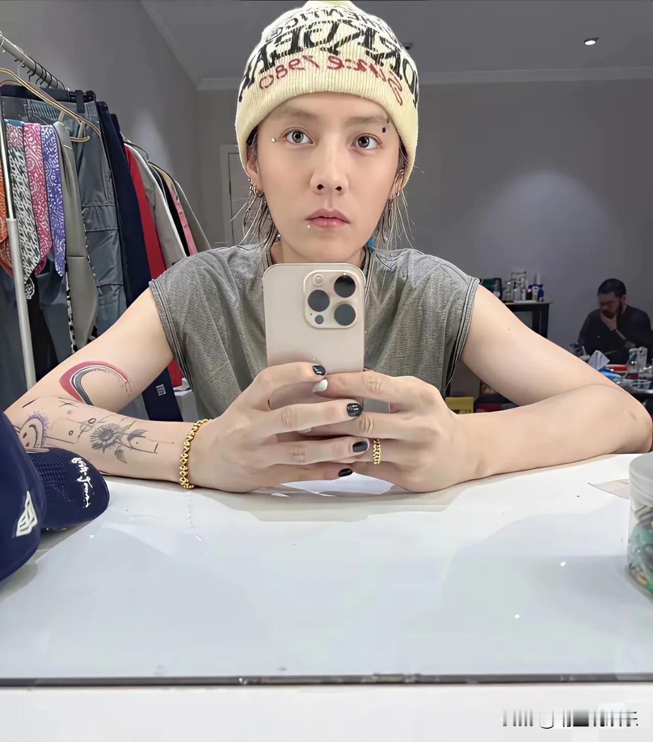 鹿晗，真是糊涂啊！
好好一个花样美男子，三十多岁了不朝气质型男发展，反而越“走”