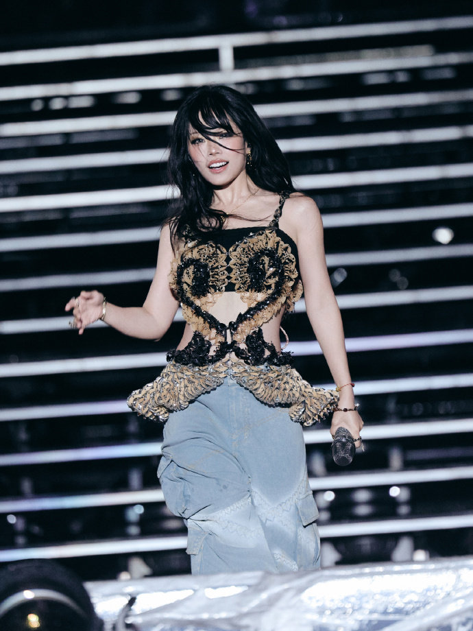 寻宝藏小队全员为万妮达打call寻宝藏全员在线等候万妮达开嗓路人刷到小队集体等候