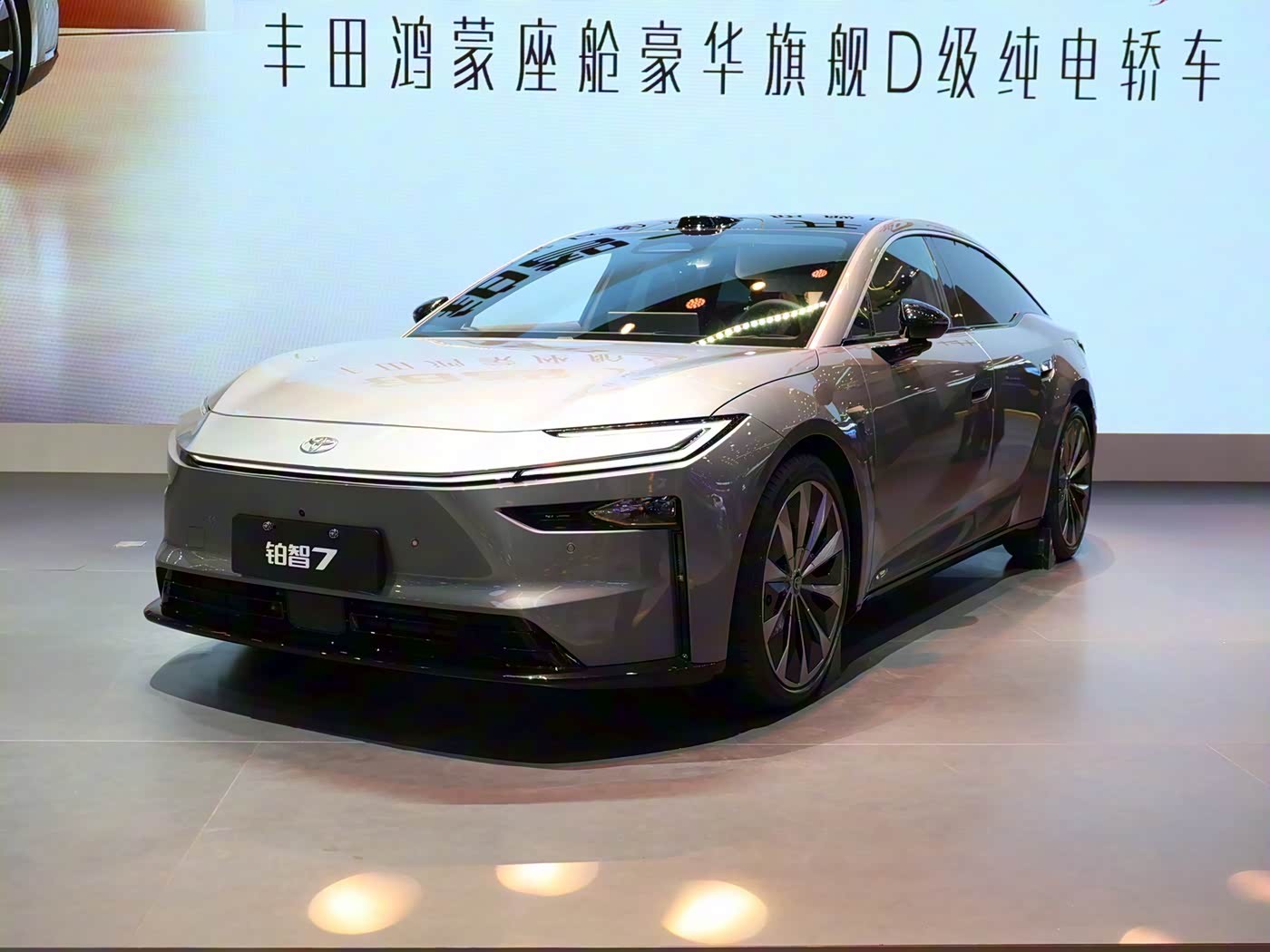 丰田的新电动车，挺漂亮的，这车也是用广汽平台改的么？广汽咋就造不出好看的车呢。 