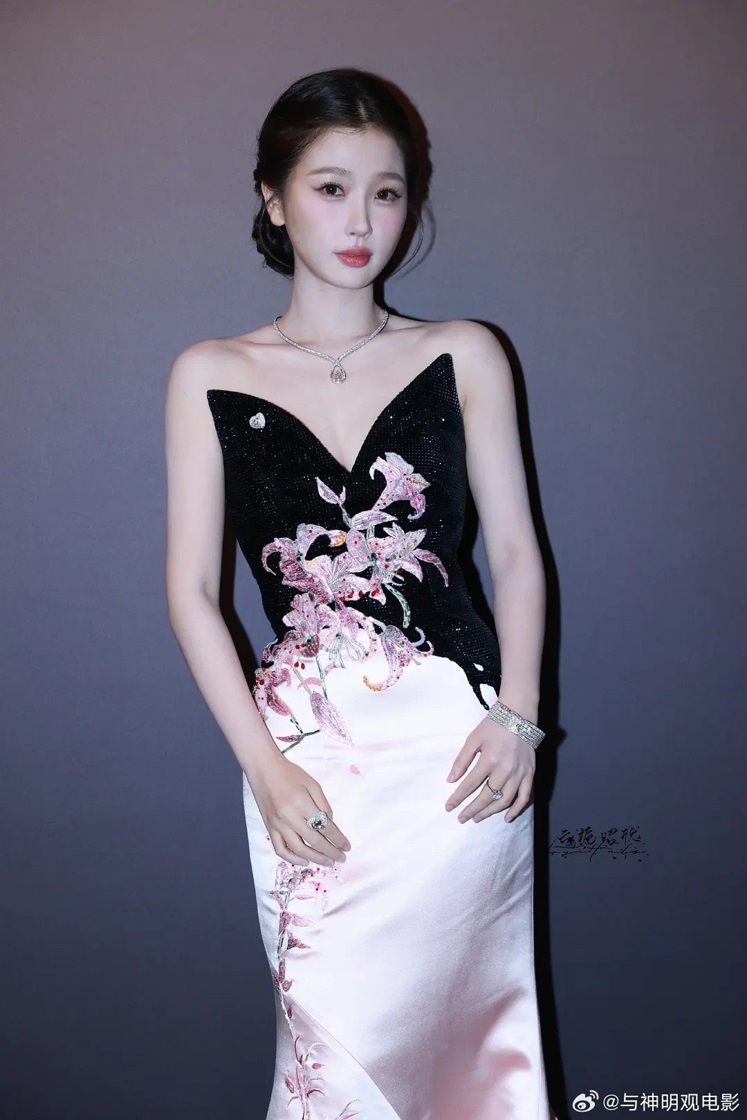 虞书欣听劝了，淡妆好看多了 ​​​