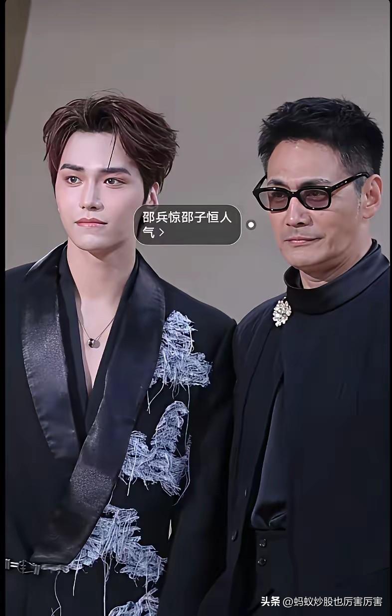 真的很像蜡像，面无表情+油光肌