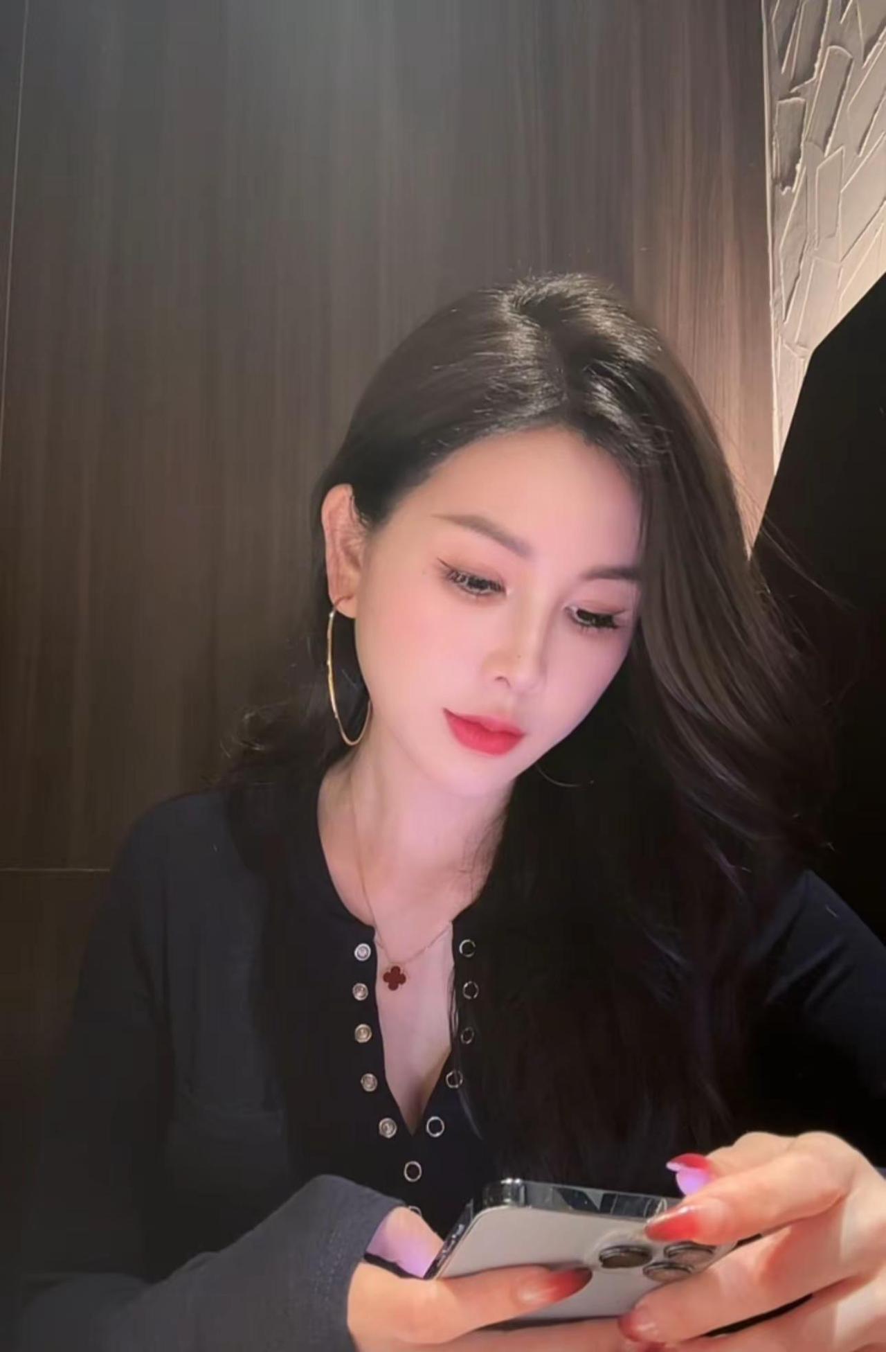 不要听一个人对你说了什么 要看他为你做了什么 永远都不要被廉价的语言而感动 毕竟