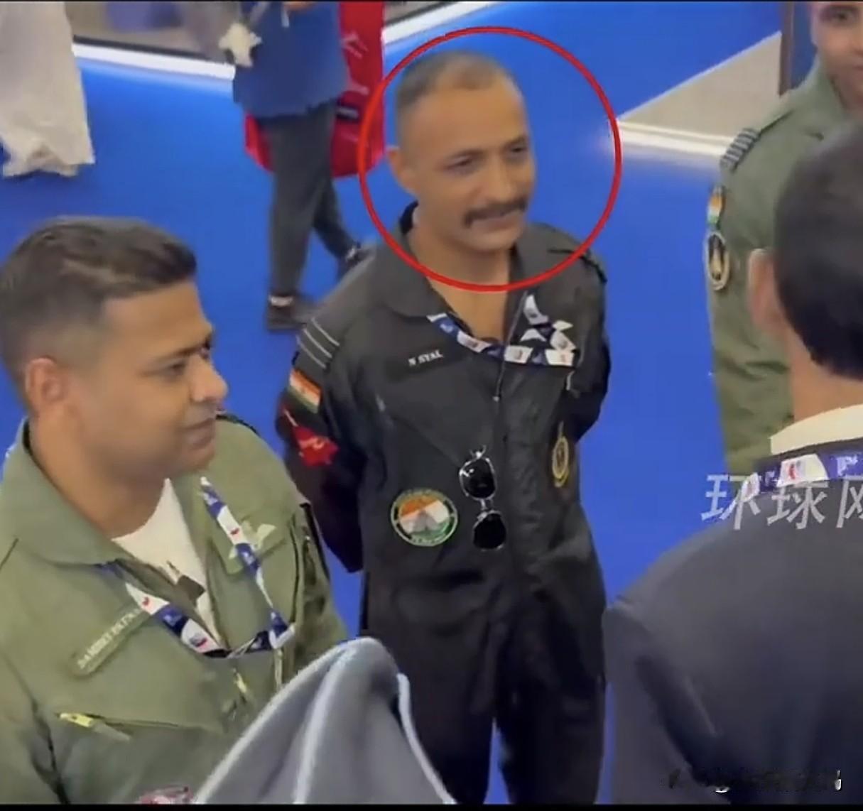 别嘲笑印度空军了
至少他们的飞行员也是个勇敢的士兵
 印度坠机事故不少，纳梅什·