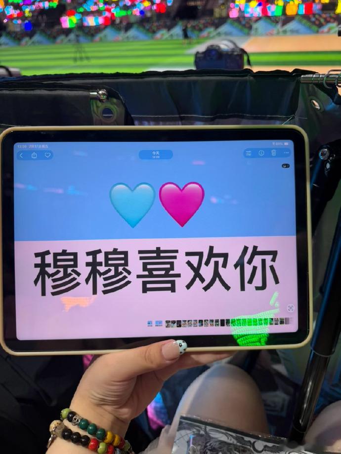 当王橹杰看到这个饭撒牌王橹杰看到饭撒牌的反应 来个口语大师告诉我王橹杰这说的到底