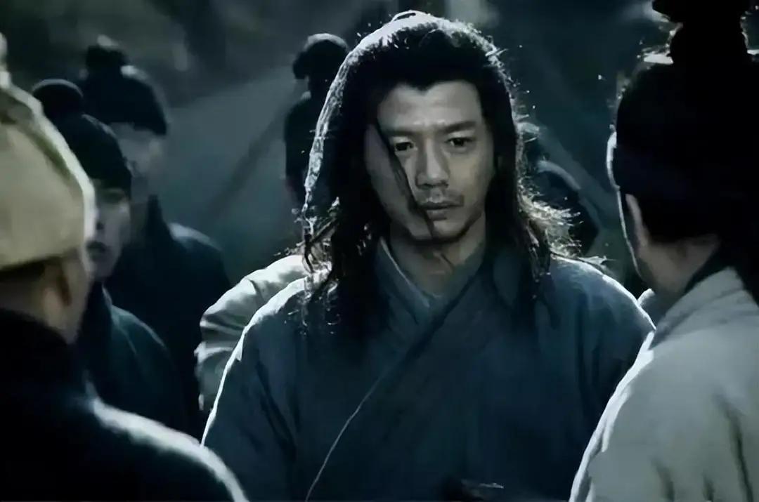 韩信为什么要善待侮辱过他的人呢？
韩信在早期是贫困潦倒的，据说他母亲去世，他没有