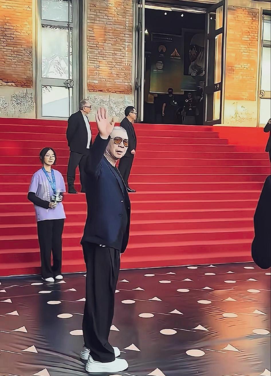 大家喊“冯导好”，冯小刚导演转头挥手致意，看来心情不错，这次没有发脾气。