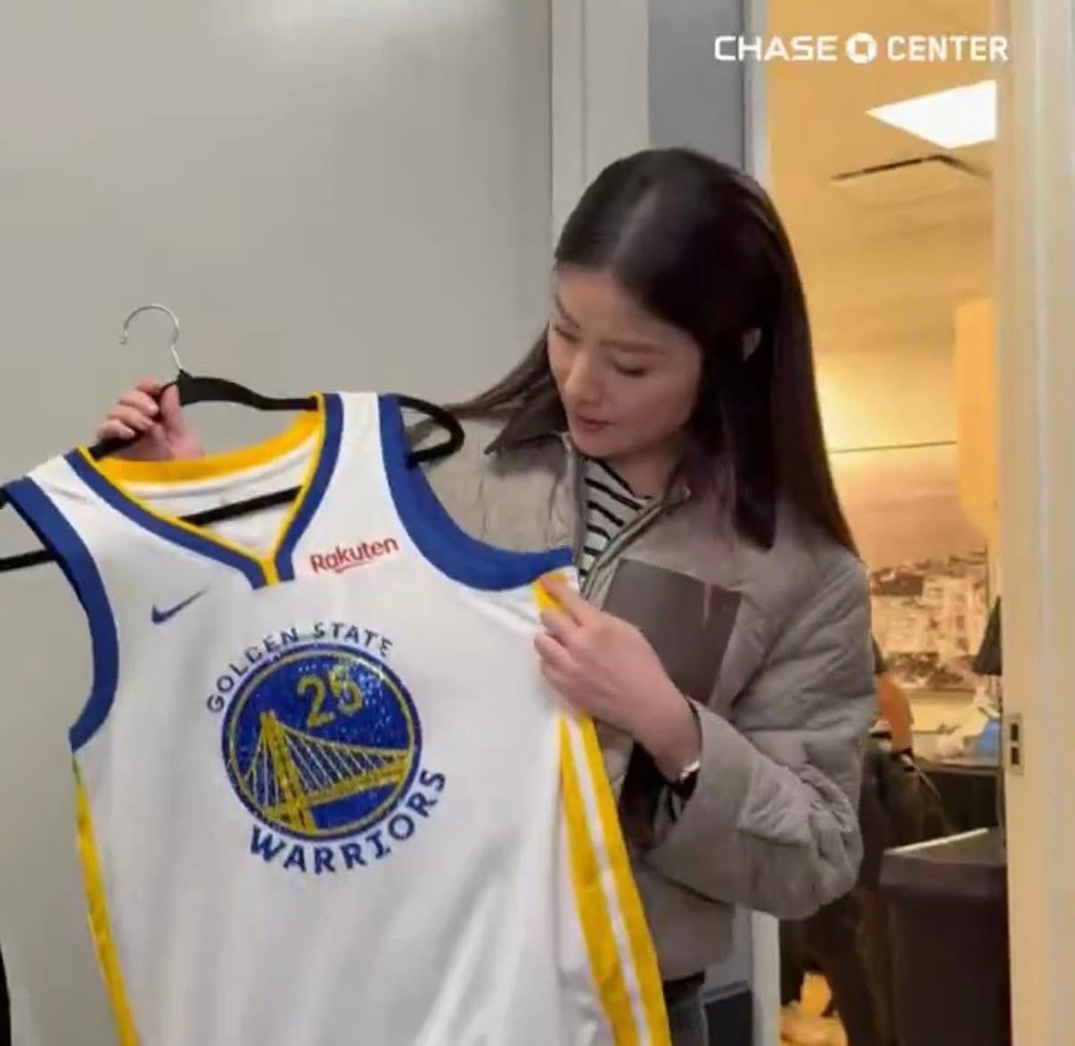 原來Kelly喺Chase Center 表演，難怪收到呢件鑲鑽球衣，真開心！?