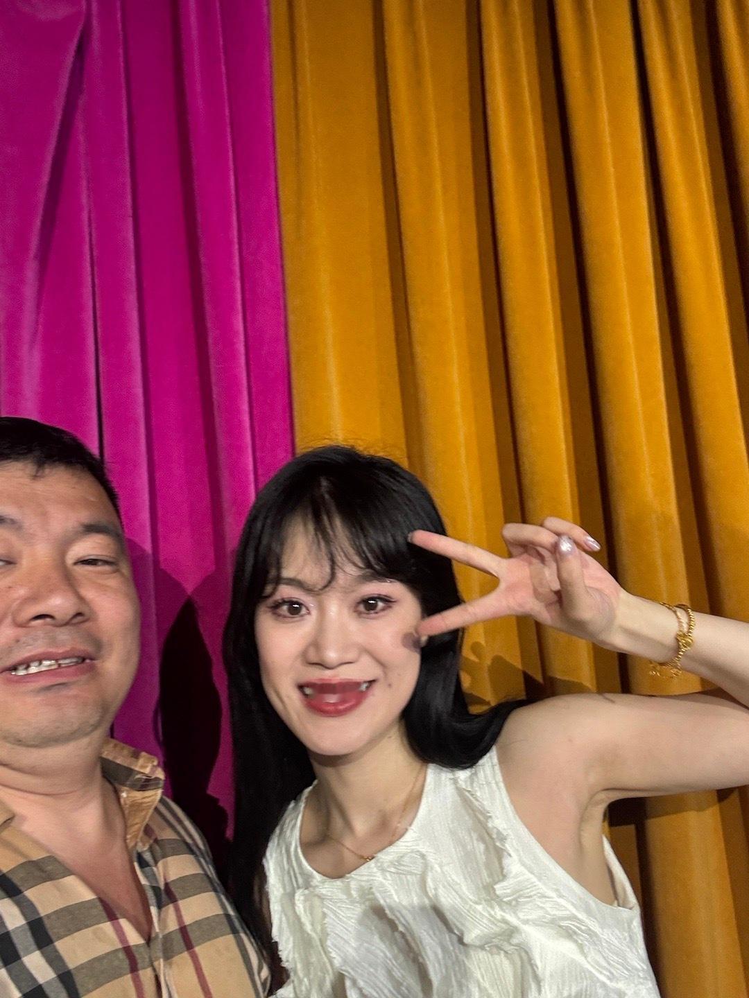 跟脱口秀演员莹莹合影 