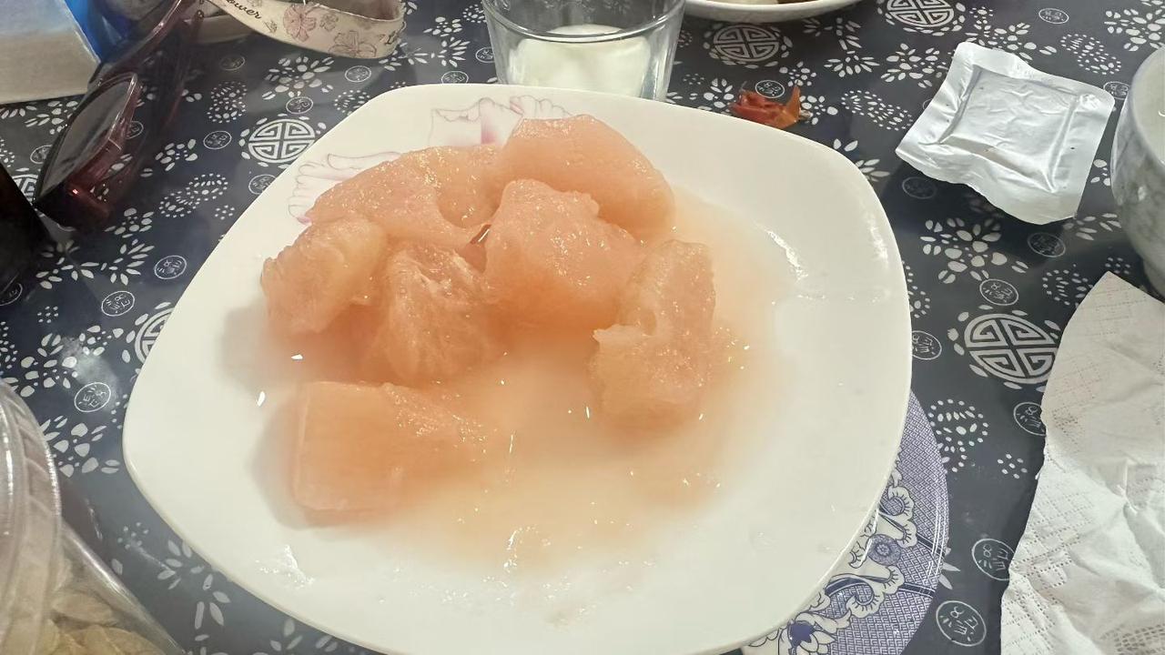 这两碗是啥？猜得到吗？一并回答：左边是腌制萝卜，右边是腌制老豆腐，然后蒸蛋。这老