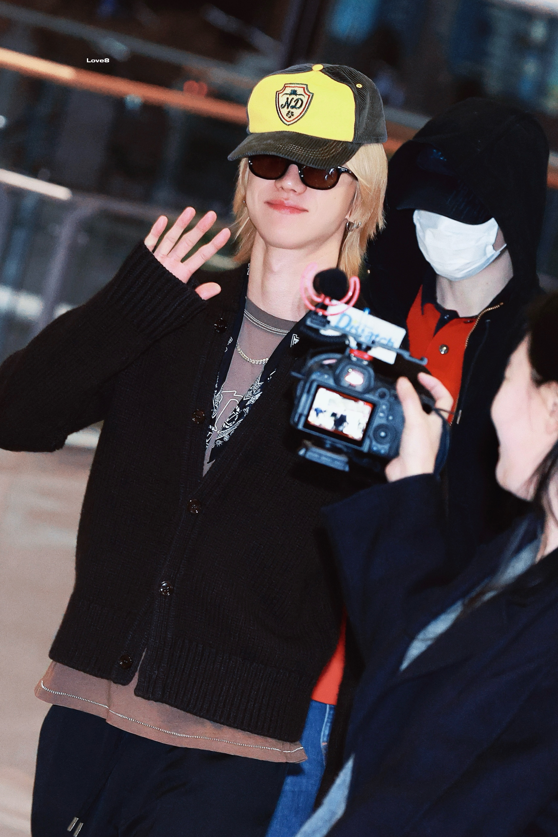 徐明浩 × 机场 Look✈️T恤针织，金发黄帽💛小8依旧帅的很轻松🕶 