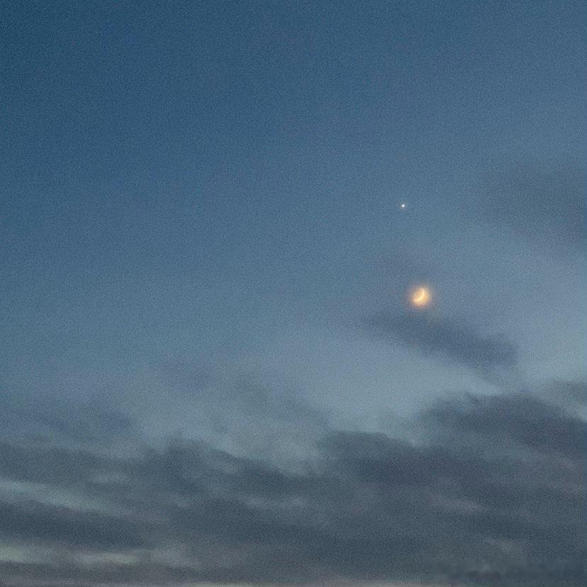 星月同辉心中想念……口水离开我们也7天了，奶奶离开我们也100天了。哥哥给奶奶烧