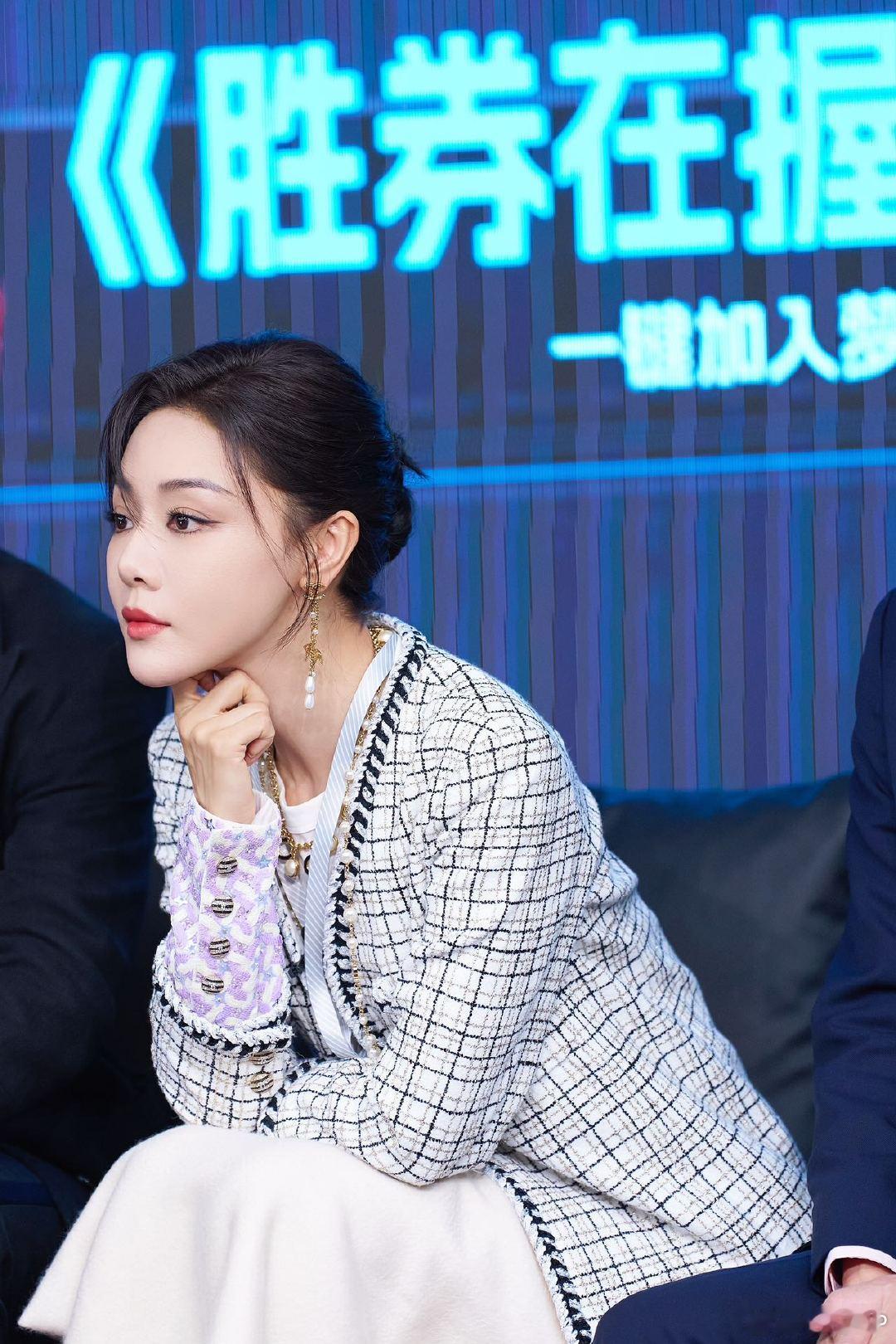 #邓家佳黑丝御姐风# 邓家佳生图再现黑丝御姐风，气场全开，隔着屏幕都能感受到她的