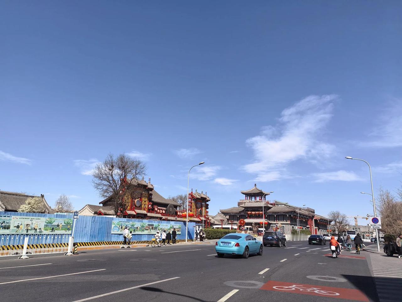觅春
胡同
步行道
自行车被挡住了
“小沟”婉曲
黑天鹅、麻鸭
新柳招摇
踏春游