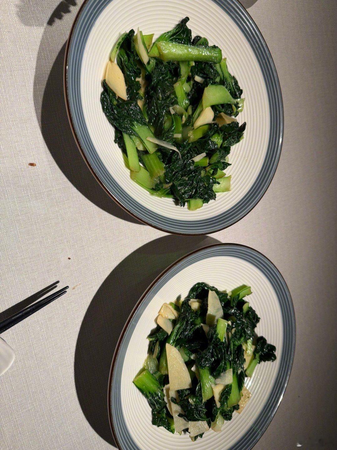 冬日出差上海，最惦记的就是那盘霜打塔菜冬笋。连点两盘，大口下肚，这才是沪上冬日的