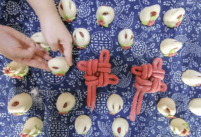 石榴云鬓理香腮，
家中多子福运来。
儿女双全事业旺，
家兴国兴有贤才。